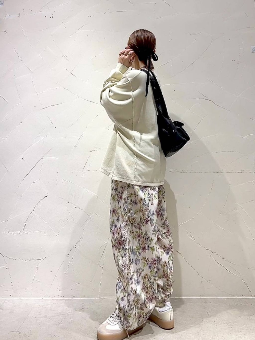 「着痩せ・細見え、体型カバー、ナチュラル、ママコーデ、春コーデ、カジュアル、niko and ...、淡色コーデ、Over40スタッフ、大人カジュアル、スウェット、パンツ、ショルダーバッグ、リラックス」｜「niko and...のリメイクハギ裏毛プルオーバー（スウェット、イエロー系）」を使った、みきてぃ24さん（レディース・158cm）の春コーディネートの8枚目の写真