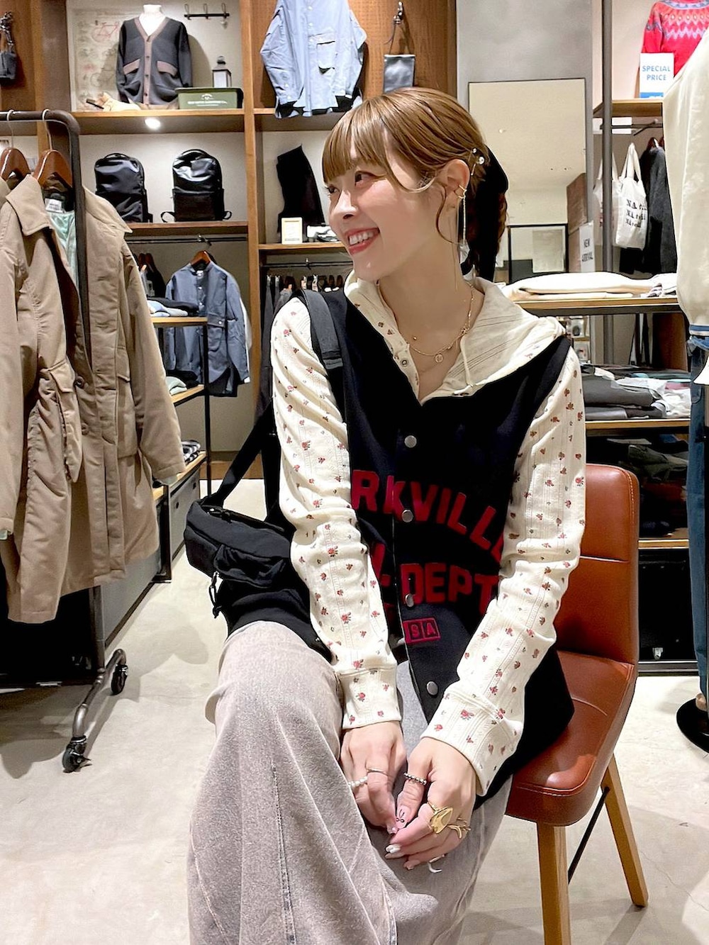 ピンク系のデニムパンツ、ベージュ系のスニーカー、ブラック系のボディバッグ/ウエストポーチを着用したレディースの冬コーディネートの8枚目の写真