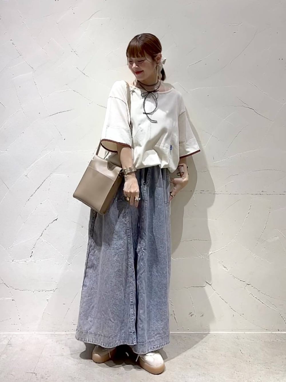 「着痩せ・細見え、体型カバー、ナチュラル、ママコーデ、春コーデ、夏コーデ、カジュアル、niko and ...、淡色コーデ、Over40スタッフ、大人カジュアル、Tシャツ、スカート、カップ付きインナー、ショルダーバッグ」｜「niko and...のアソートベルトフレアスカート（スカート、ピンク系）」を使った、みきてぃ24さん（レディース・158cm）の春コーディネートの7枚目の写真