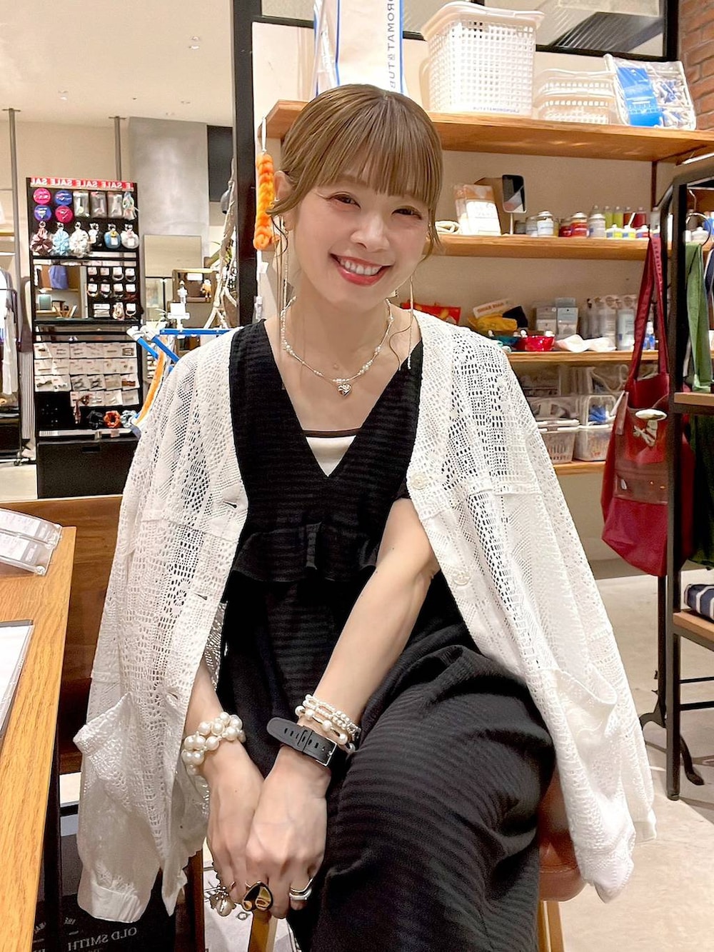 ブラック系のつなぎ/オールインワン、ベージュ系のキャミソールを着用したレディースの夏コーディネートの5枚目の写真