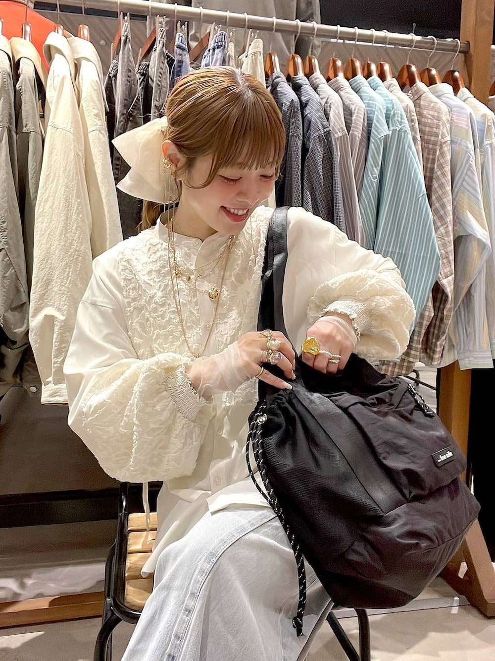 ホワイト系のシャツ/ブラウス、ブルー系のデニムパンツ、ホワイト系のTシャツ/カットソーを着用したレディースの冬コーディネートの3枚目の写真