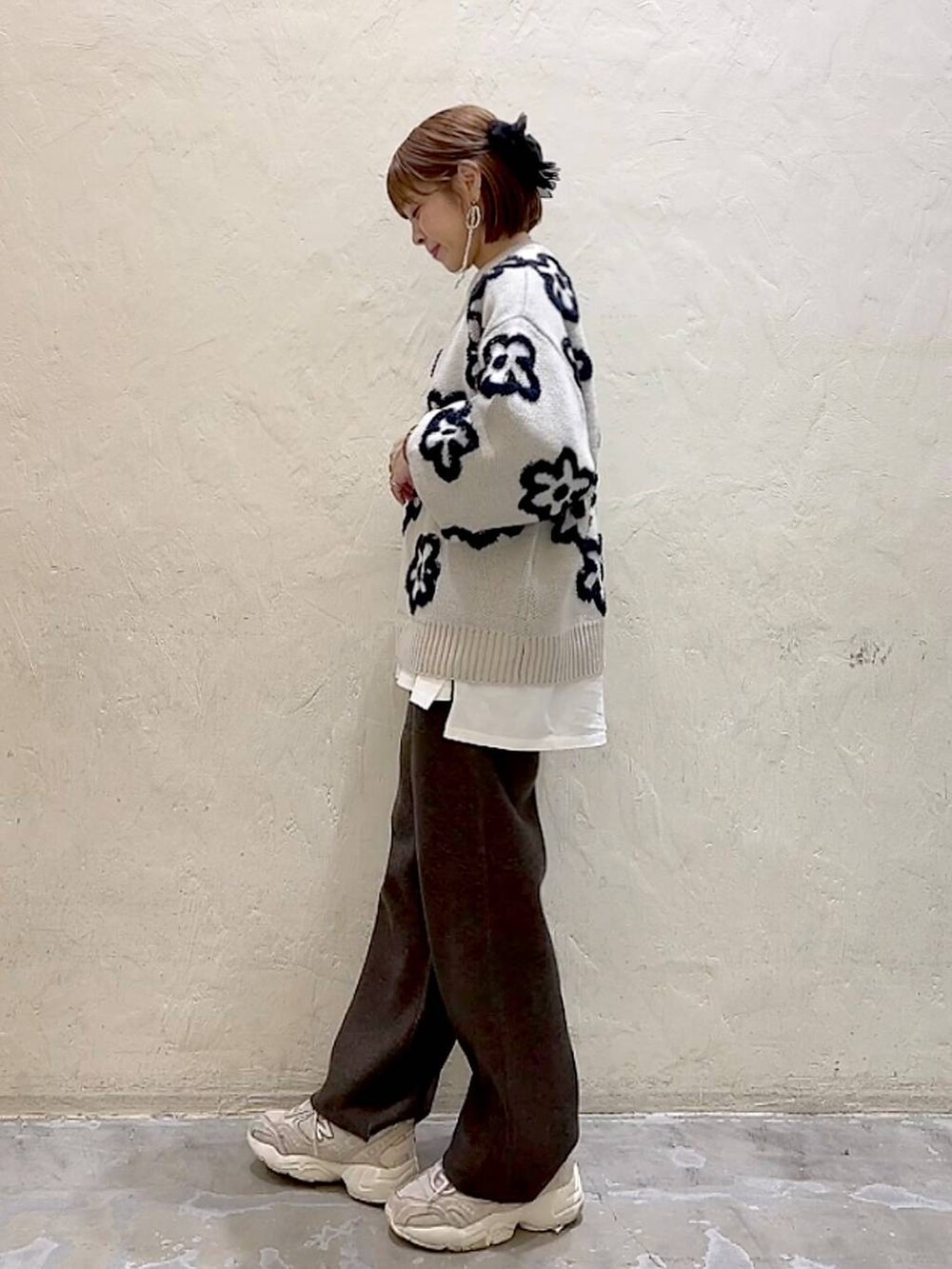 ホワイト系のTシャツ/カットソー、ブラウン系のその他パンツ、ベージュ系のニット/セーターを着用したレディースの冬コーディネートの6枚目の写真