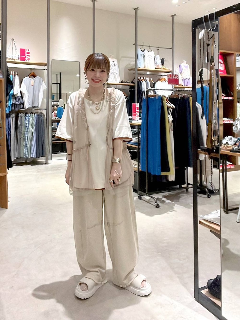 「大人カジュアル、Tシャツ、ベスト、デニムパンツ、サンダル、ネックレス、着痩せ・細見え、体型カバー、ナチュラル、ママコーデ、春コーデ、夏コーデ、カジュアル、niko and ...、淡色コーデ」｜「niko and...のワイドメッシュウォッチ（アナログ腕時計、イエロー系）」を使った、みきてぃ24さん（レディース・158cm）の夏コーディネートの7枚目の写真