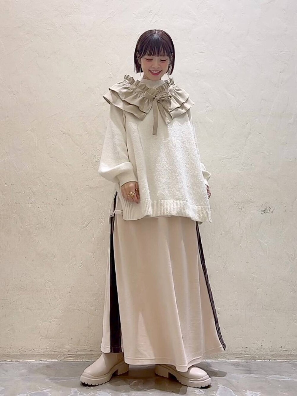 「着痩せ・細見え、体型カバー、ナチュラル、ママコーデ、冬コーデ、カジュアル、niko and ...、春コーデ、スカート、ニット、ブーツ、楽ちんコーデ、モテ」｜「niko and...の2SETベルトイージーパンツ（その他パンツ、ベージュ系）」を使った、みきてぃ24さん（骨格ウェーブ・レディース・158cm）の冬コーディネートの2枚目の写真