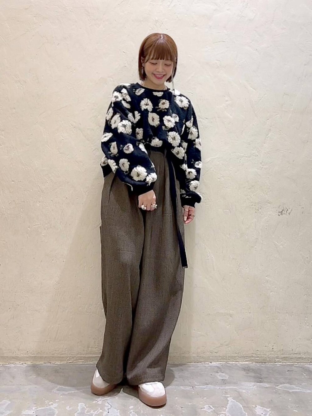 ブラウン系のその他パンツ、ブラック系のベルトを着用したレディースの冬コーディネートの7枚目の写真