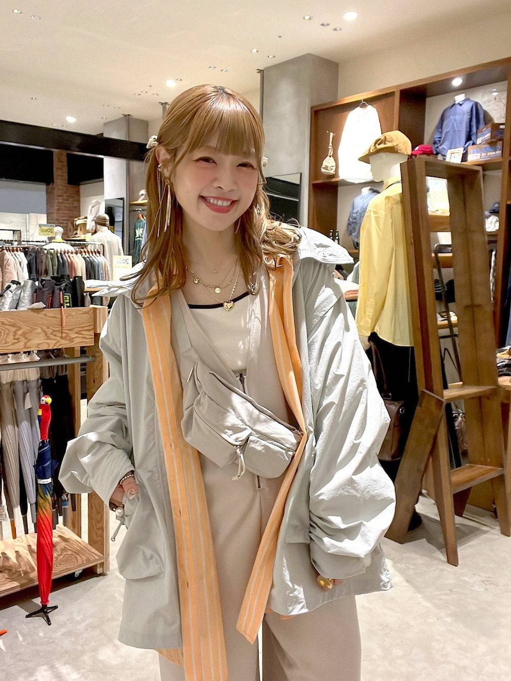 ベージュ系のスニーカー、ベージュ系のサロペット/オーバーオール、グレー系のボディバッグ/ウエストポーチを着用したレディースの春コーディネートの3枚目の写真