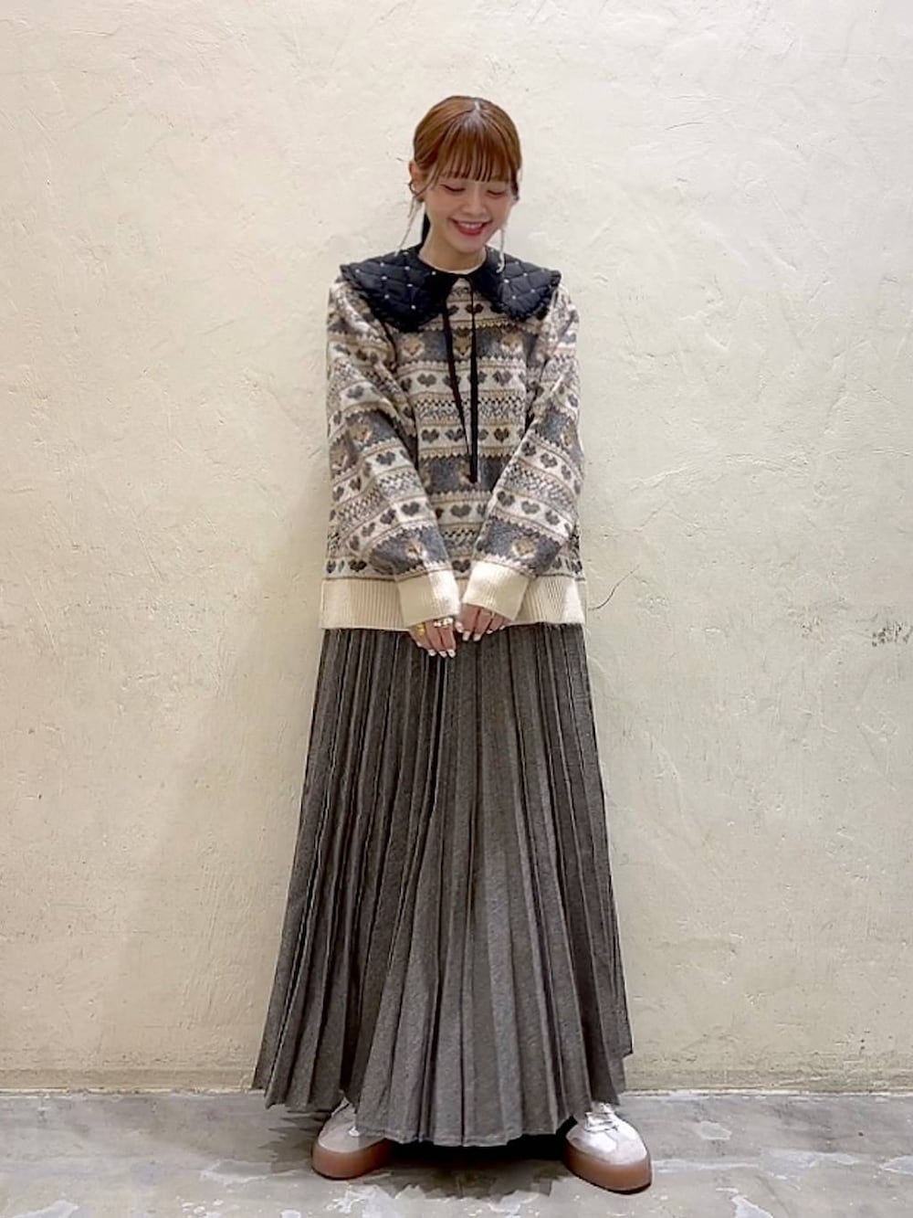 その他のスカート、ベージュ系のニット/セーター、ブラック系の付け襟を着用したレディースの冬コーディネートの2枚目の写真