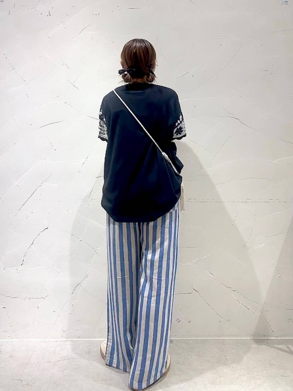 「カジュアル、niko and ...、淡色コーデ、Over40スタッフ、大人カジュアル、着痩せ・細見え、体型カバー、ナチュラル、ママコーデ、春コーデ、夏コーデ、Tシャツ、パンツ、ショルダーバッグ」｜「niko and...のオリジナル細コードショルダー巾着バッグN（ショルダーバッグ、ホワイト系）」を使った、みきてぃ24さん（レディース・158cm）の夏コーディネートの5枚目の写真