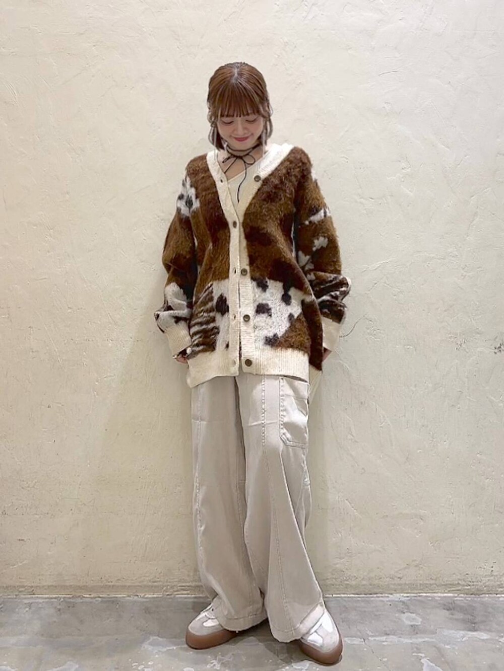 ベージュ系のその他パンツ、ブラウン系のカーディガン/ボレロ、ブラック系のチョーカーを着用したレディースの冬コーディネートの8枚目の写真