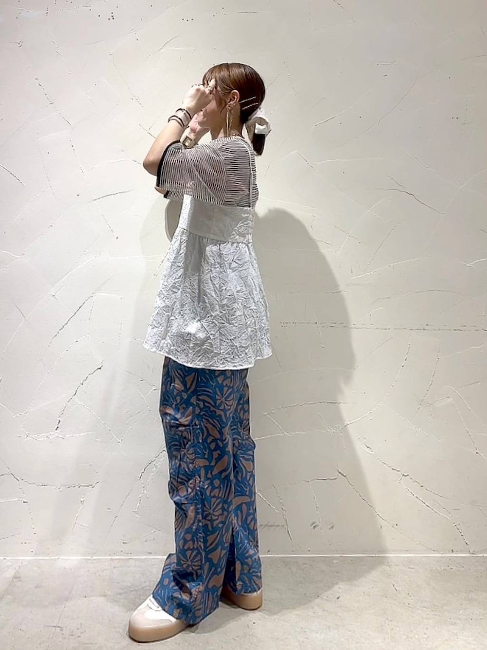 「着痩せ・細見え、体型カバー、ナチュラル、ママコーデ、春コーデ、夏コーデ、カジュアル、niko and ...、淡色コーデ、Over40スタッフ、大人カジュアル、キャミソール、パンツ、Tシャツ」｜「niko and...のDRYチルイージープリントパンツ（その他パンツ、ブルー系）」を使った、みきてぃ24さん（レディース・158cm）の春コーディネートの6枚目の写真