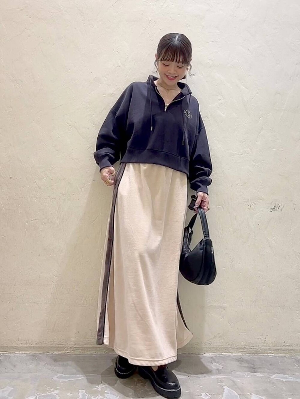 「着痩せ・細見え、体型カバー、ナチュラル、ママコーデ、秋コーデ、冬コーデ、カジュアル、niko and ...、スウェット、スカート、フラットシューズ、ショルダーバッグ、旅行」｜「niko and...のオリジナル月型ショルダーバッグ（ショルダーバッグ、ブラック系）」を使った、みきてぃ24さん（骨格ウェーブ・レディース・158cm）の冬コーディネートの6枚目の写真