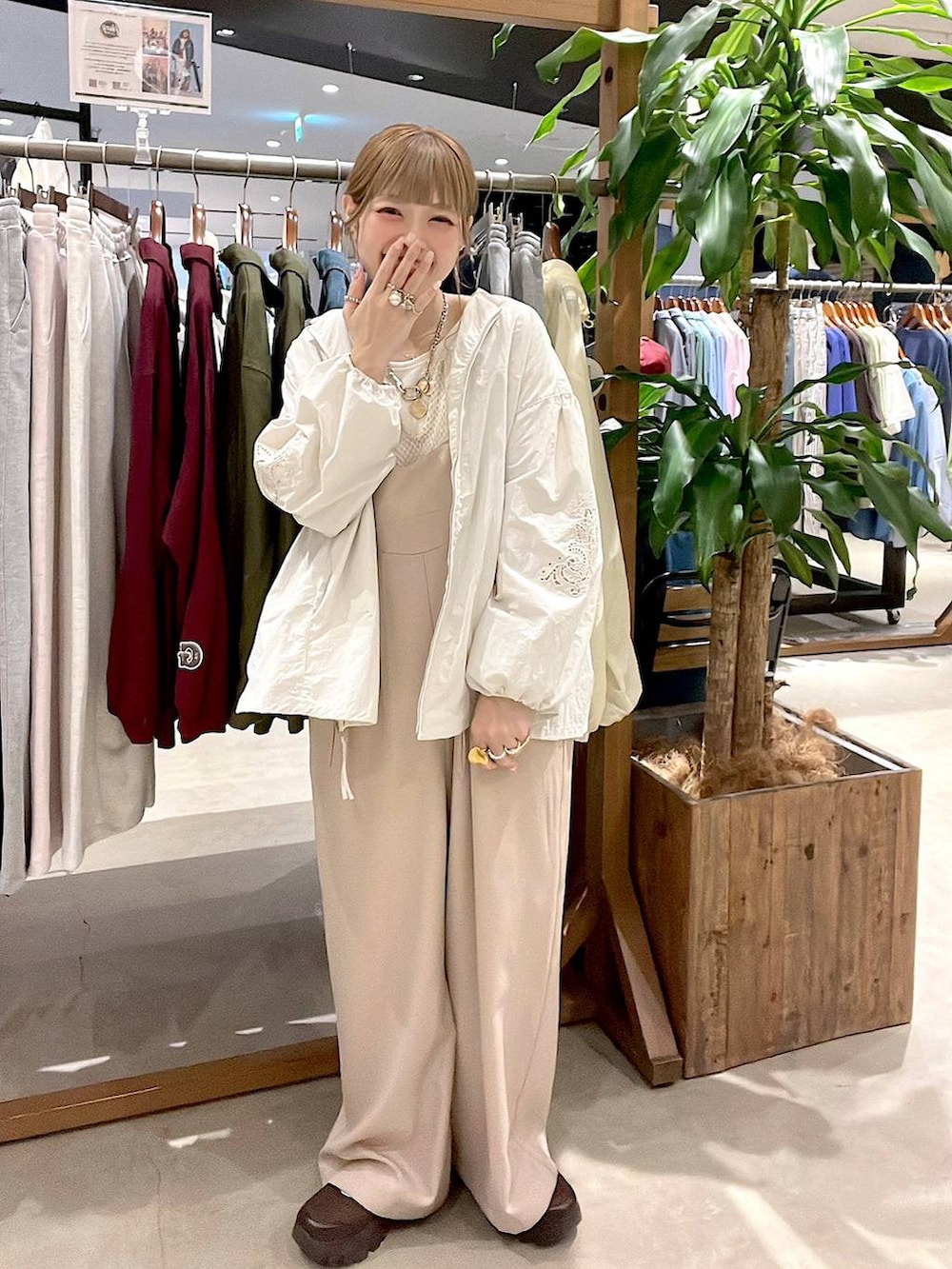 ベージュ系のブルゾン、ブラウン系のスニーカー、ホワイト系のTシャツ/カットソーを着用したレディースの春コーディネートの6枚目の写真