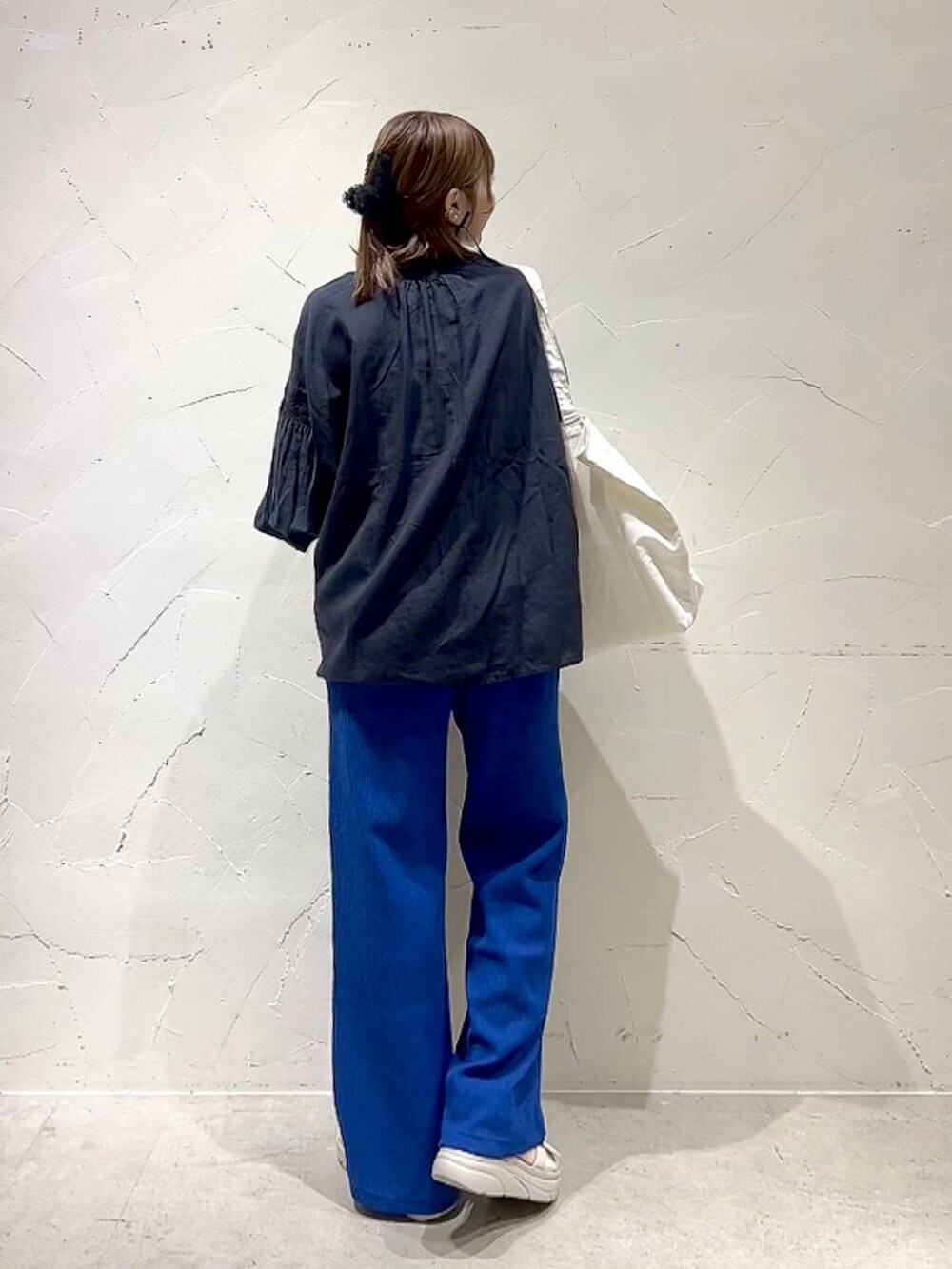 ベージュ系のトートバッグ、ブラック系のシャツ/ブラウス、ブルー系のその他パンツを着用したレディースの春コーディネートの5枚目の写真