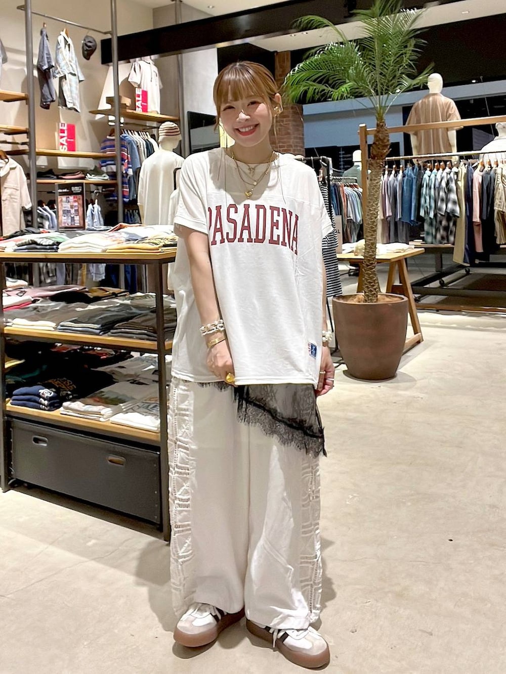 ホワイト系のその他パンツ、ベージュ系のスーツケース/キャリーバッグ、ホワイト系のバックパック/リュックを着用したレディースの夏コーディネートの9枚目の写真