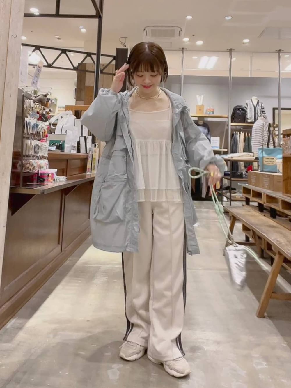 「着痩せ・細見え、体型カバー、ナチュラル、ママコーデ、冬コーデ、カジュアル、niko and ...、ブルゾン、キャミソール、スウェットパンツ、ショルダーバッグ、ラフ、リラックス、楽ちんコーデ」｜「niko and...の2WAYレイヤードチュールキャミソール（キャミソール、グレー系）」を使った、みきてぃ24さん（骨格ウェーブ・レディース・158cm）の冬コーディネートの5枚目の写真