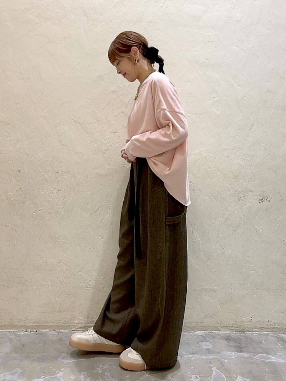 ブラウン系のその他パンツ、ピンク系のTシャツ/カットソー、イエロー系のリングを着用したレディースの冬コーディネートの7枚目の写真