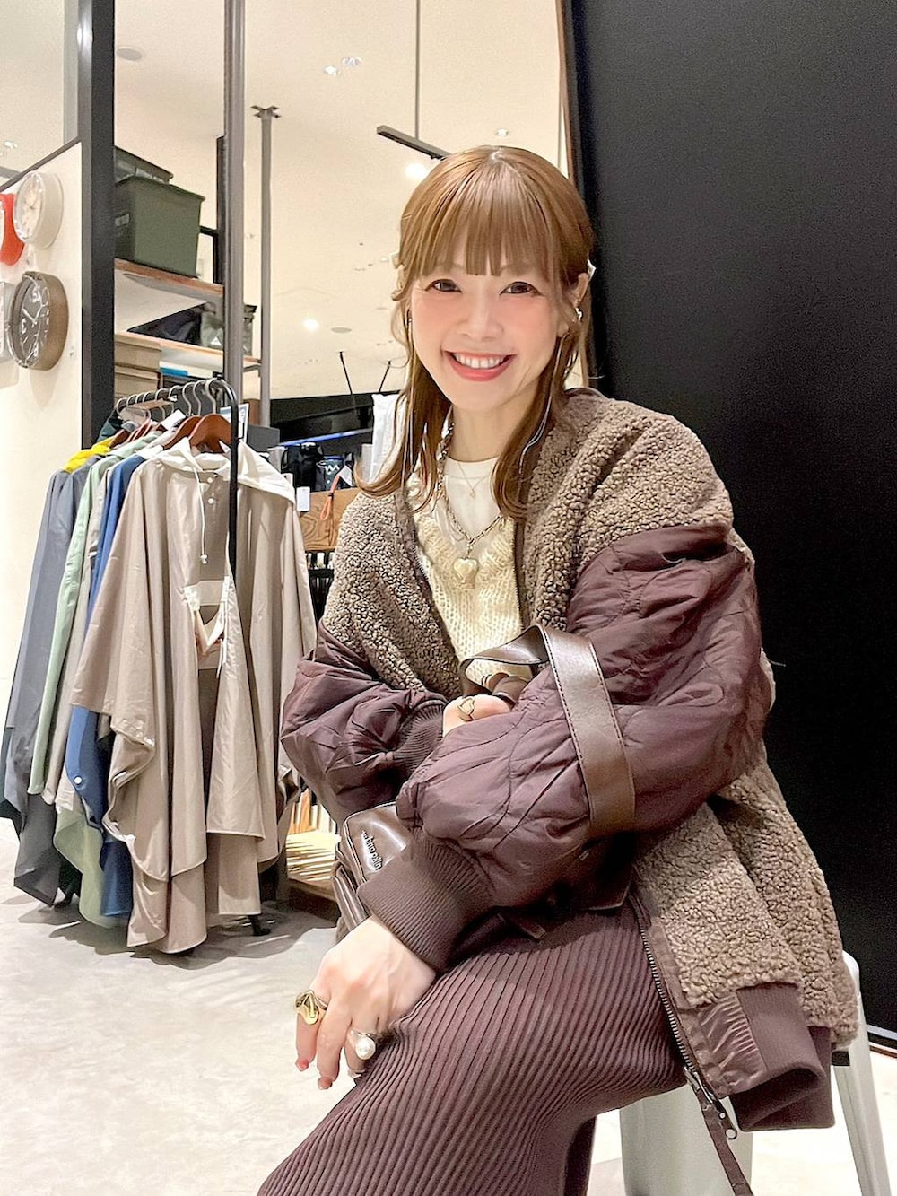 ホワイト系のTシャツ/カットソー、レッド系のMA-1、ブラウン系のスカートを着用したレディースの冬コーディネートの4枚目の写真