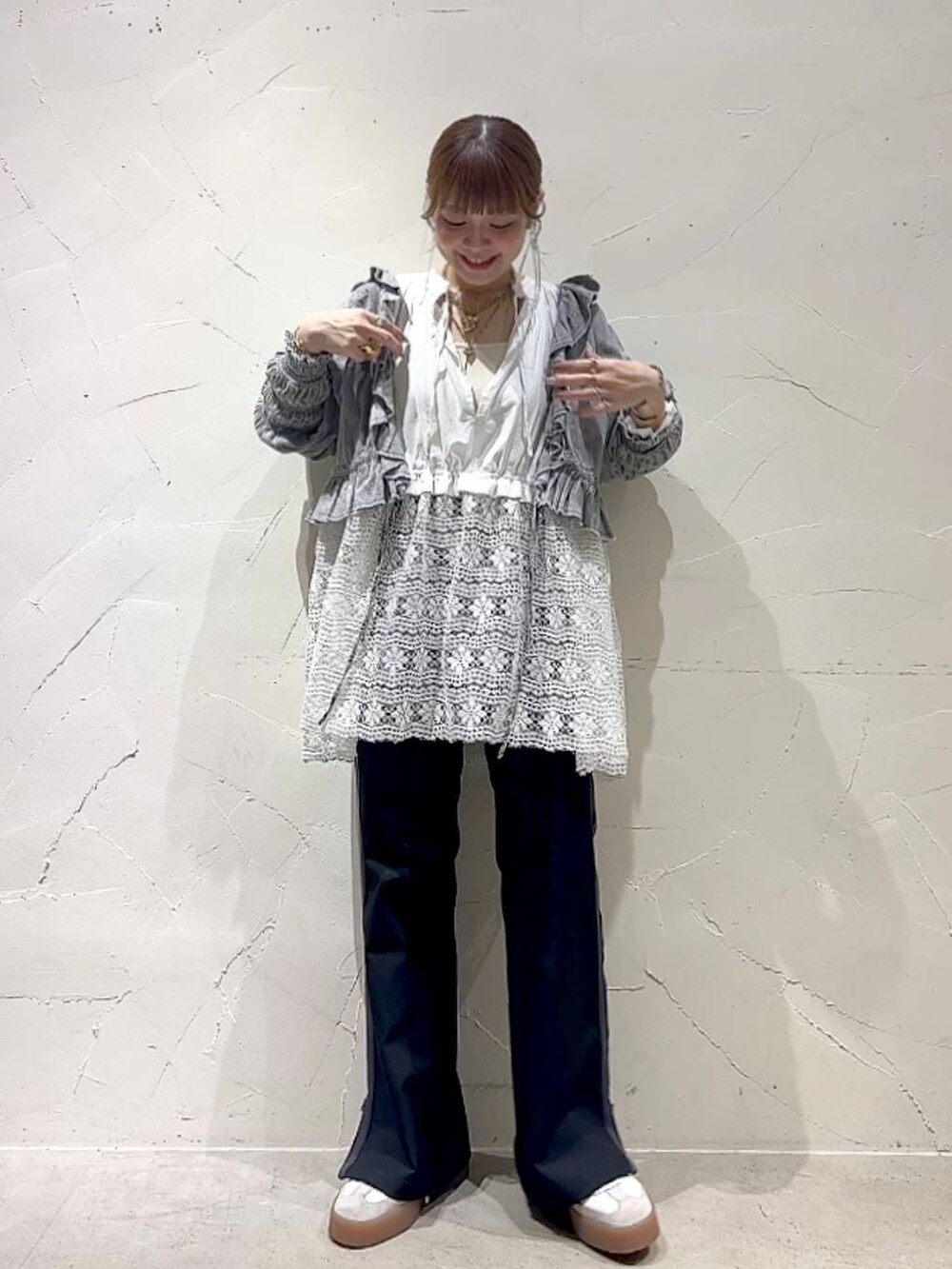 グレー系のシャツ/ブラウス、ブラック系のその他パンツ、ホワイト系のチュニックを着用したレディースの春コーディネートの9枚目の写真