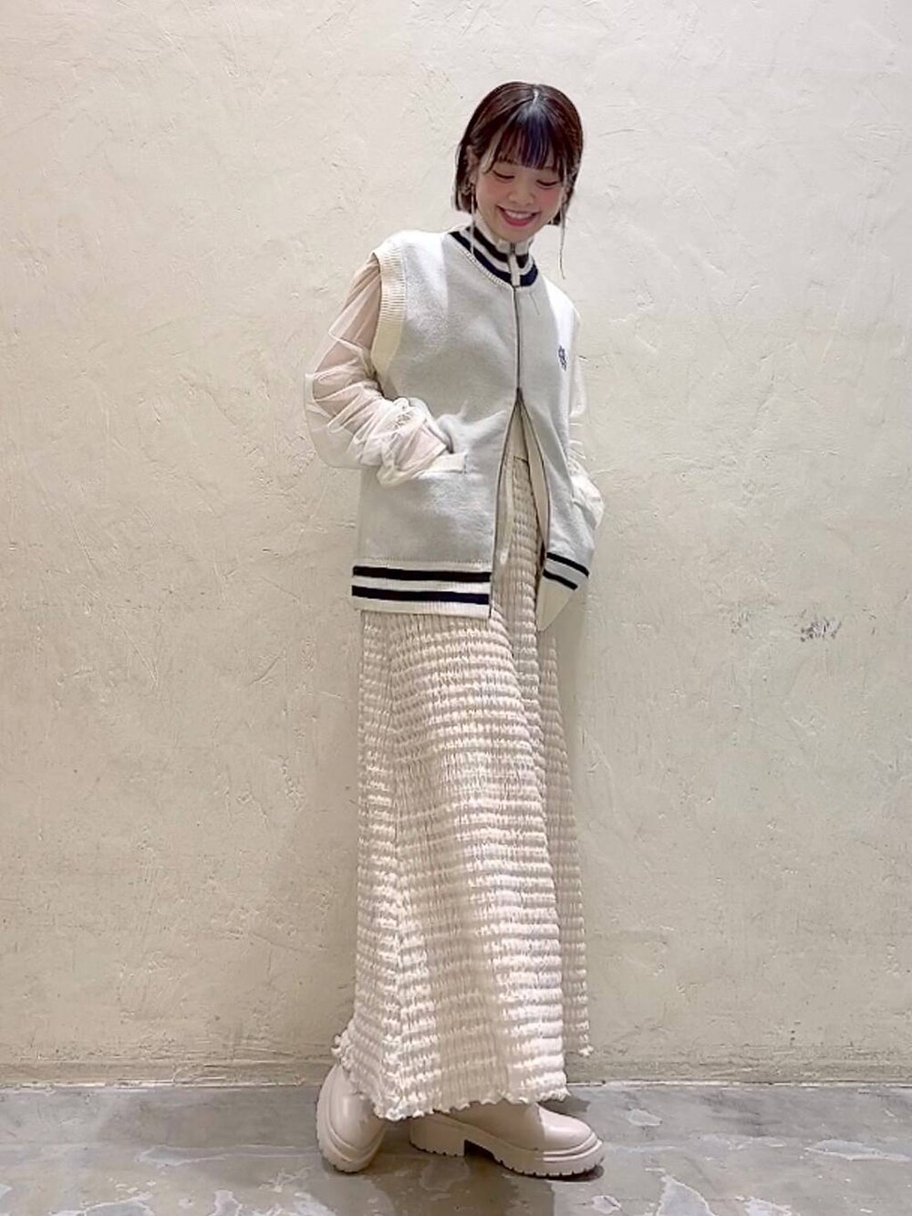 「着痩せ・細見え、体型カバー、ナチュラル、ママコーデ、冬コーデ、カジュアル、niko and ...、ベスト、ブラウス、スカート、ブーツ、春コーデ、女子会」｜「niko and...のマルチWAYチュールフリルプルオーバー（Tシャツ/カットソー、ホワイト系）」を使った、みきてぃ24さん（骨格ウェーブ・レディース・158cm）の冬コーディネートの6枚目の写真