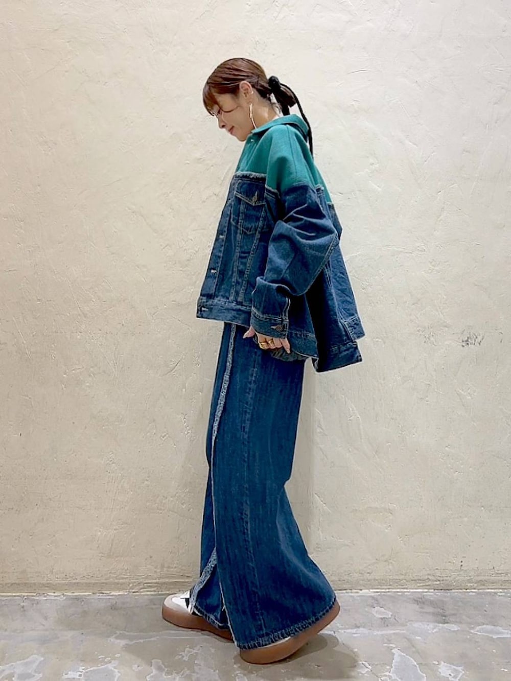 ベージュ系のその他トップス、ブルー系のデニムパンツ、ブルー系のデニムジャケットを着用したレディースの夏コーディネートの5枚目の写真