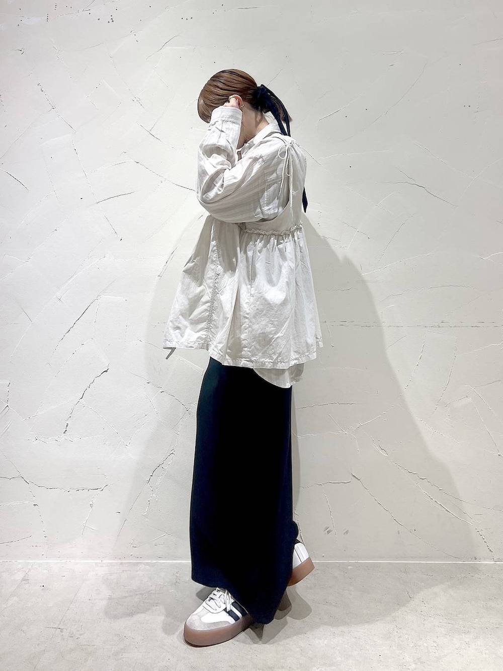 「スカート、着痩せ・細見え、体型カバー、ナチュラル、ママコーデ、春コーデ、夏コーデ、カジュアル、niko and ...、淡色コーデ、Over40スタッフ、大人カジュアル、シャツ、シャツスタイル、ベスト」｜「niko and...の2WAYガーリーベスト（ベスト、ベージュ系）」を使った、みきてぃ24さん（レディース・158cm）の春コーディネートの6枚目の写真