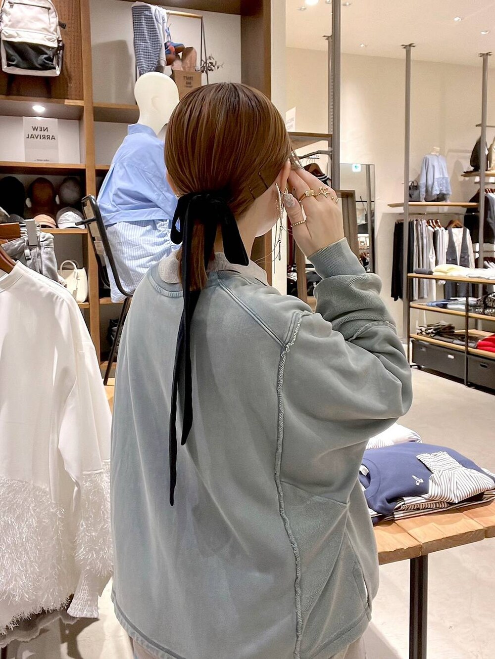 「着痩せ・細見え、体型カバー、ナチュラル、ママコーデ、春コーデ、カジュアル、niko and ...、淡色コーデ、Over40スタッフ、大人カジュアル、スウェット、ポロシャツ、スウェットパンツ、レイヤードスタイル、ネックレス」｜「LOWRYS FARMのレースタイツ　 131027（タイツ/ストッキング、ホワイト系）」を使った、みきてぃ24さん（レディース・158cm）の春コーディネートの7枚目の写真