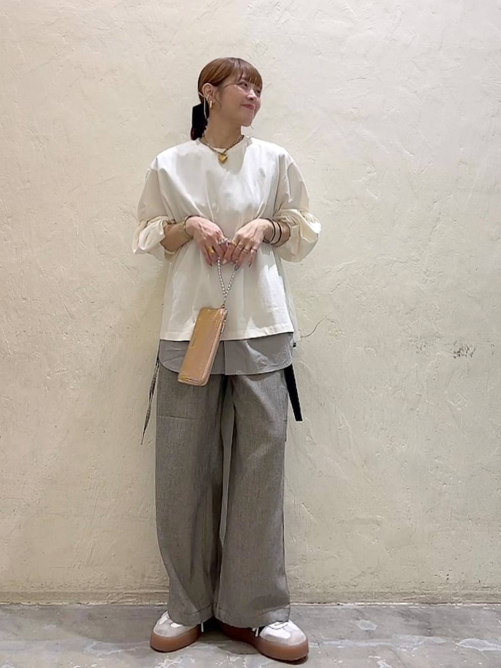 「体型カバー、Over40スタッフ、大人カジュアル、シャツ、ブラウス、シャツスタイル、パンツ、着痩せ・細見え、ナチュラル、ママコーデ、春コーデ、カジュアル、niko and ...、淡色コーデ」|「niko and...の3WAYサイドギャザーシャツ(シャツ/ブラウス、グレー系)」を使った、みきてぃ24さん(レディース・158cm)の冬コーディネートの4枚目の写真