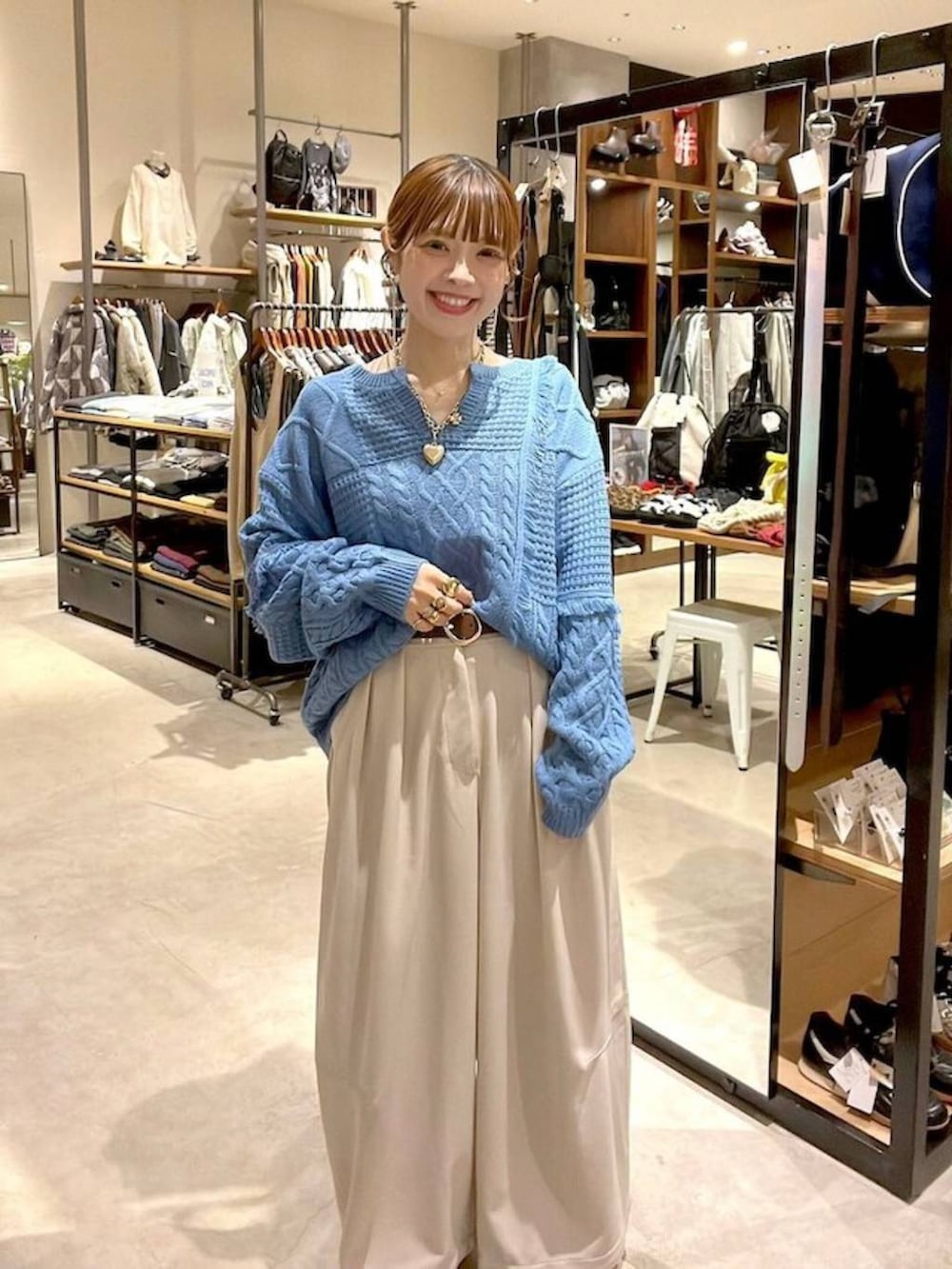 ベージュ系のその他パンツ、ゴールド系のネックレス、ブラウン系のベルトを着用したレディースの秋コーディネートの2枚目の写真