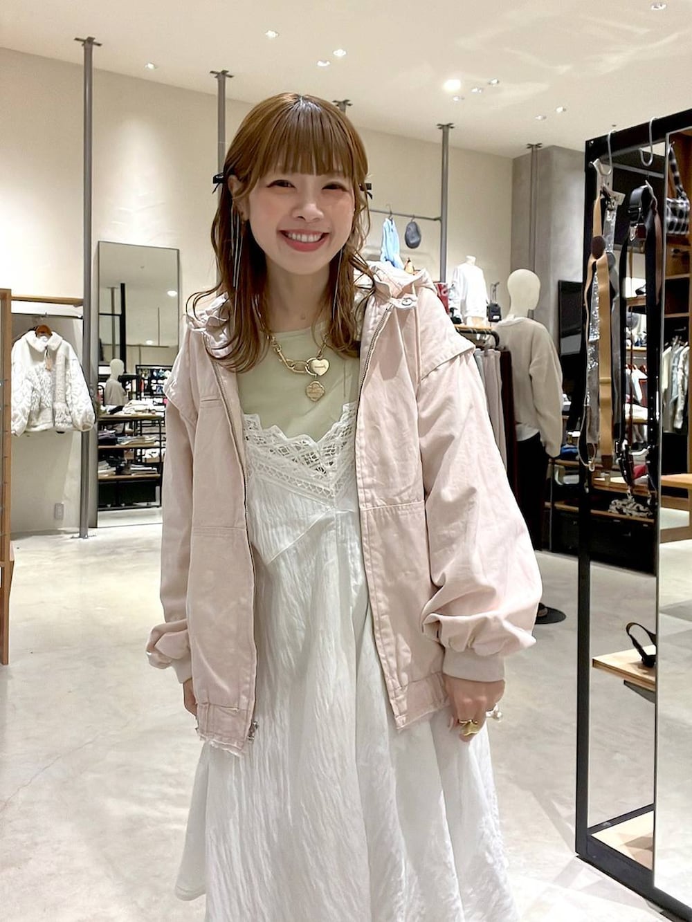 ピンク系のブルゾン、ベージュ系のその他パンツ、ベージュ系のワンピースを着用したレディースの冬コーディネートの7枚目の写真