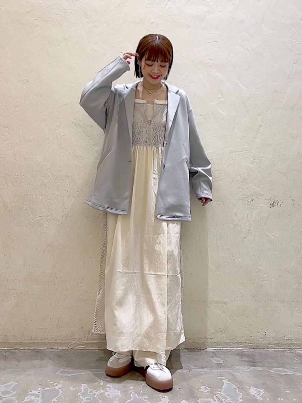 グレー系のテーラードジャケット、ベージュ系のその他パンツ、ベージュ系のワンピースを着用したレディースの夏コーディネートの6枚目の写真