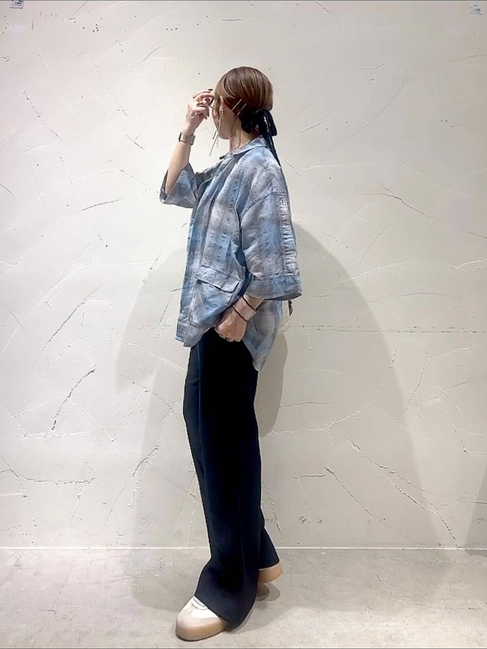 ブルー系のシャツ/ブラウス、ホワイト系のTシャツ/カットソー、ブラック系のその他パンツを着用したレディースの夏コーディネートの6枚目の写真