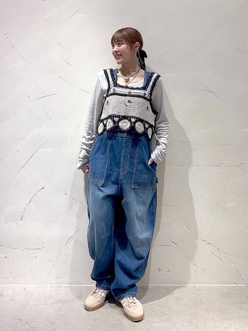 「ロンT、ネックレス、レイヤードスタイル、着痩せ・細見え、体型カバー、ナチュラル、ママコーデ、春コーデ、夏コーデ、カジュアル、niko and ...、淡色コーデ、Over40スタッフ、大人カジュアル、サロペット」｜「niko and...の【NKJ 2025SS】PAINTER OVERALLS（サロペット/オーバーオール、ブルー系）」を使った、みきてぃ24さん（レディース・158cm）の春コーディネートの9枚目の写真