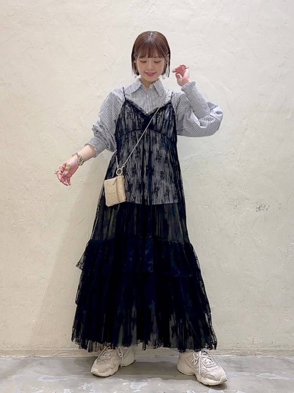 「着痩せ・細見え、体型カバー、ナチュラル、ママコーデ、春コーデ、カジュアル、niko and ...、Over40スタッフ、キャミワンピース、ワンピース、シャツ、スカート」｜「niko and...のレイヤードランジェリーワンピース（ワンピース、グレー系）」を使った、みきてぃ24さん（骨格ウェーブ・レディース・158cm）の春コーディネートの2枚目の写真