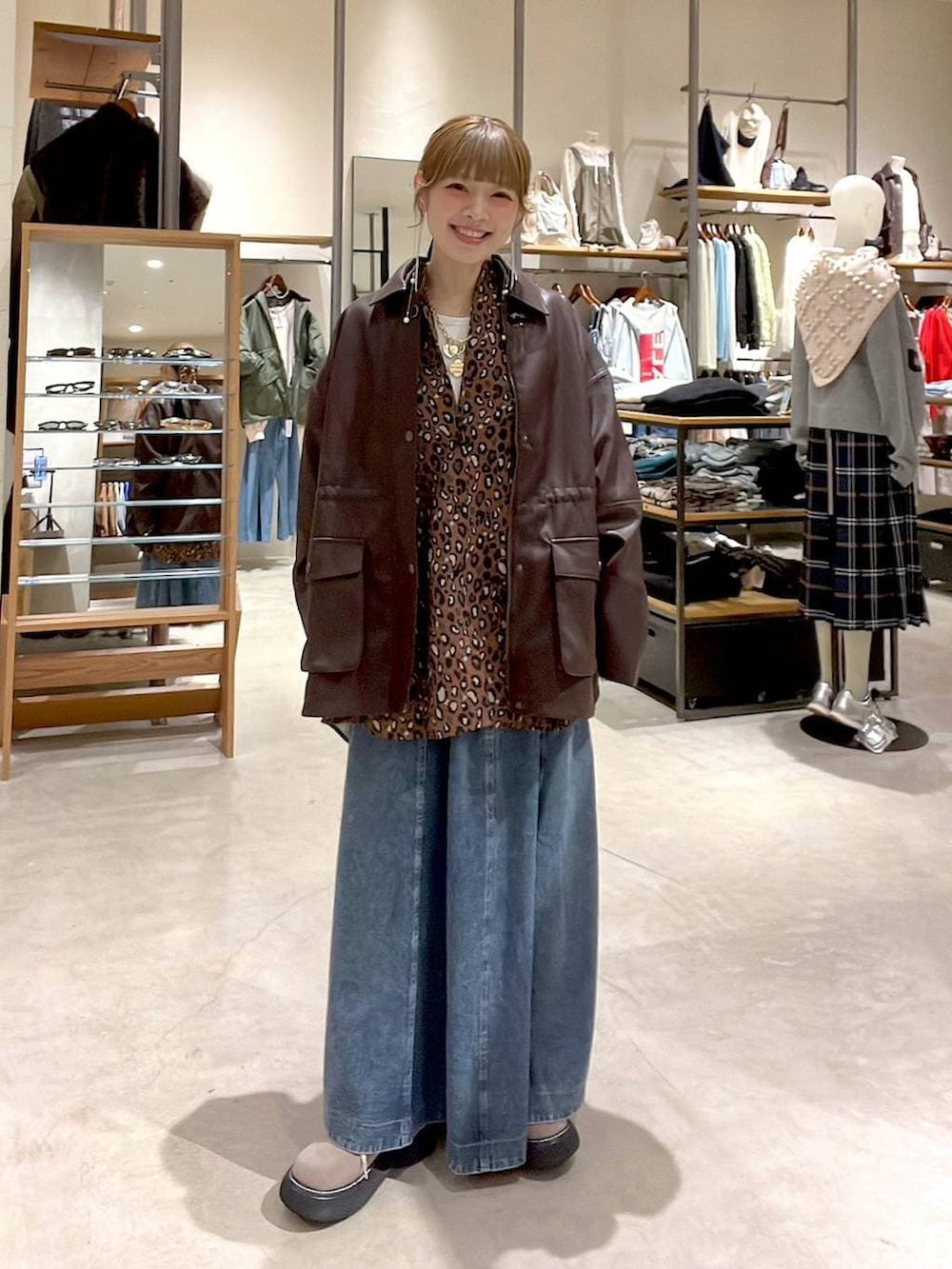 ブルー系のスカート、その他のその他シューズ、ブラウン系のミリタリージャケットを着用したレディースの冬コーディネートの2枚目の写真