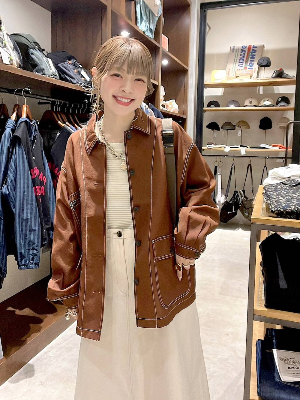 ブラウン系のカバーオール、ベージュ系のボディバッグ/ウエストポーチを着用したレディースの春コーディネートの7枚目の写真