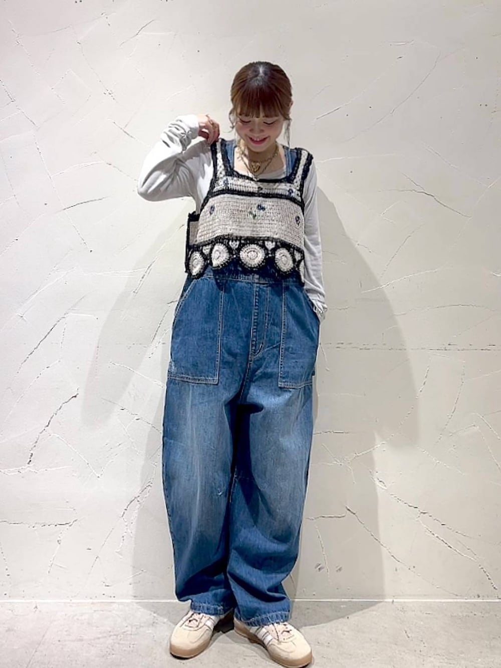 「ロンT、ネックレス、レイヤードスタイル、着痩せ・細見え、体型カバー、ナチュラル、ママコーデ、春コーデ、夏コーデ、カジュアル、niko and ...、淡色コーデ、Over40スタッフ、大人カジュアル、サロペット」｜「niko and...の【NKJ 2025SS】PAINTER OVERALLS（サロペット/オーバーオール、ブルー系）」を使った、みきてぃ24さん（レディース・158cm）の春コーディネートの3枚目の写真