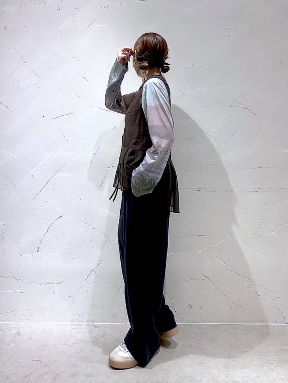 ベージュ系のTシャツ/カットソー、ブラック系のその他パンツ、ブラウン系のベストを着用したレディースの夏コーディネートの7枚目の写真