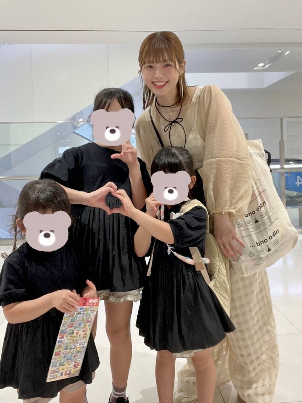 「着痩せ・細見え、体型カバー、ナチュラル、ママコーデ、春コーデ、夏コーデ、カジュアル、niko and ...、淡色コーデ、Over40スタッフ、大人カジュアル、サロペット、studio CLIP、ネックレス、生活雑貨」｜「studio CLIPのダブルフロントチェックキャミサロペット（サロペット/オーバーオール、ベージュ系）」を使った、みきてぃ24さん（レディース・158cm）の春コーディネートの6枚目の写真