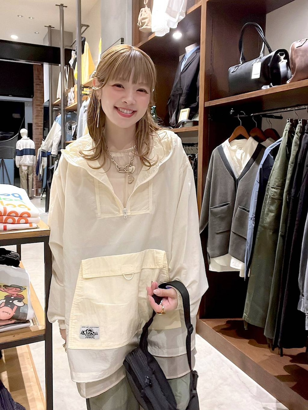 ブラック系のボディバッグ/ウエストポーチ、グリーン系のその他パンツを着用したレディースの春コーディネートの7枚目の写真