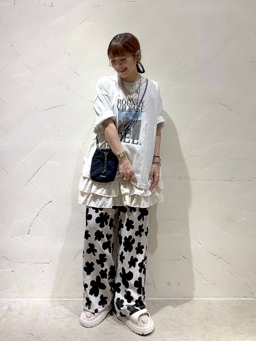 「着痩せ・細見え、体型カバー、ナチュラル、ママコーデ、春コーデ、夏コーデ、カジュアル、niko and ...、淡色コーデ、Over40スタッフ、大人カジュアル、Tシャツ、スカート、パンツ、ショルダーバッグ」｜「niko and...のオリジナル細コード巾着ショルダーバッグN（ショルダーバッグ、ブラック系）」を使った、みきてぃ24さん（レディース・158cm）の夏コーディネートの7枚目の写真
