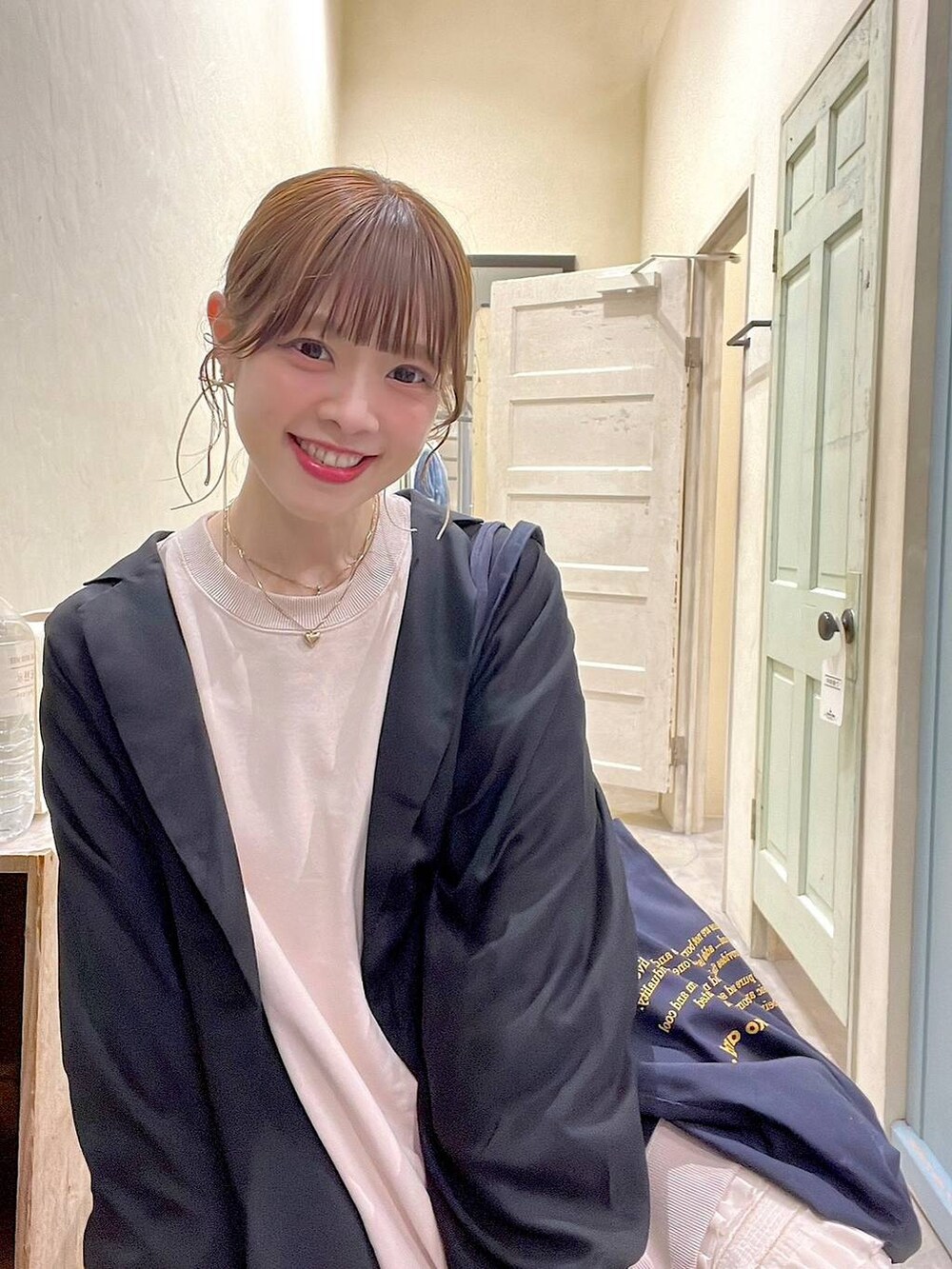 「着痩せ・細見え、体型カバー、ナチュラル、ママコーデ、秋コーデ、冬コーデ、カジュアル、niko and ...、淡色コーデ、Over40スタッフ、大人カジュアル、ジャケット、ジャケットスタイル、スウェット、スカート」｜「niko and...のオリジナルロゴ パッカブルトートバッグ（トートバッグ、ブルー系）」を使った、みきてぃ24さん（骨格ウェーブ・レディース・158cm）の秋コーディネートの8枚目の写真