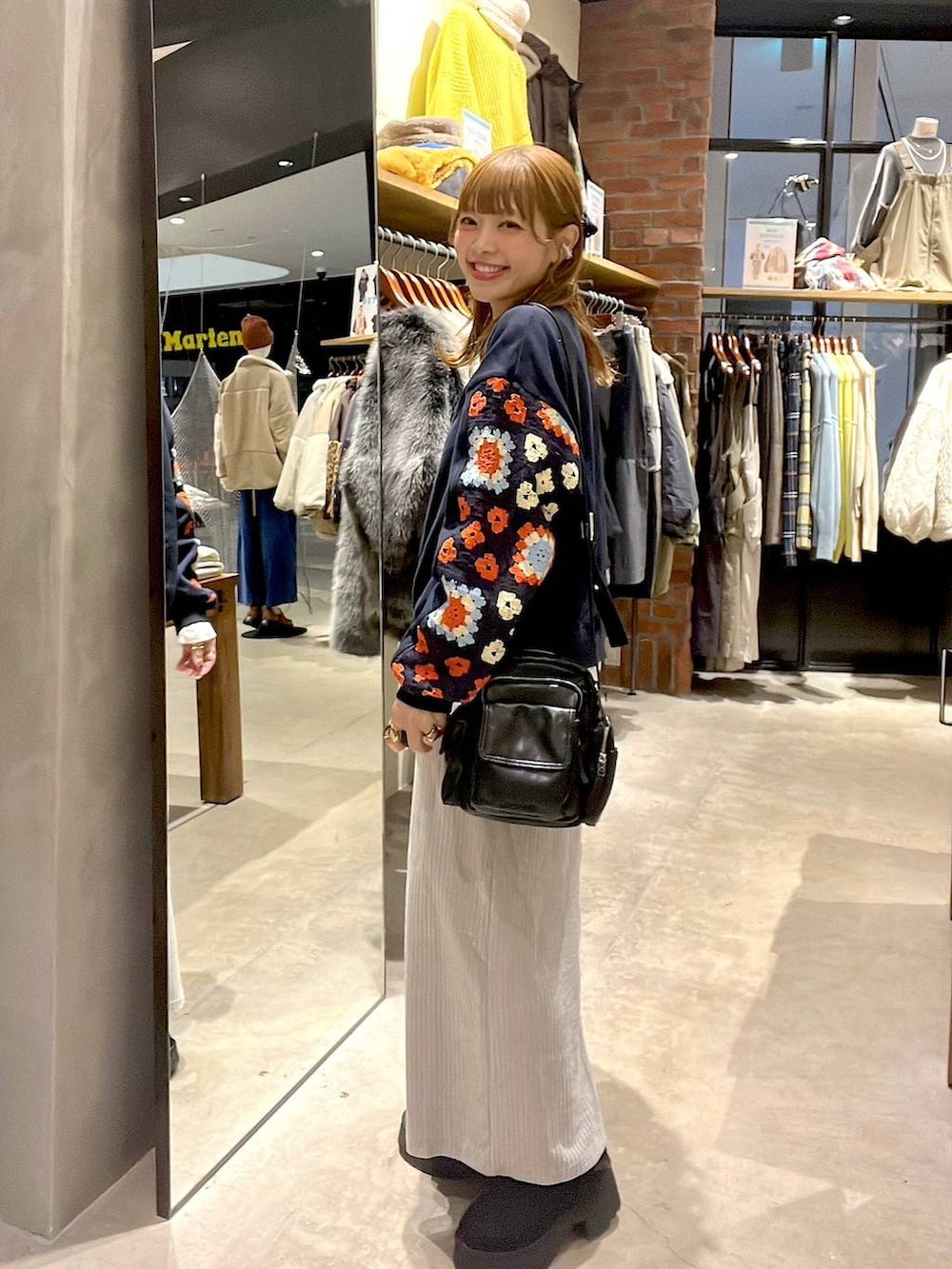 ブルー系のスウェット、ホワイト系のTシャツ/カットソー、グレー系のスカートを着用したレディースの冬コーディネートの4枚目の写真