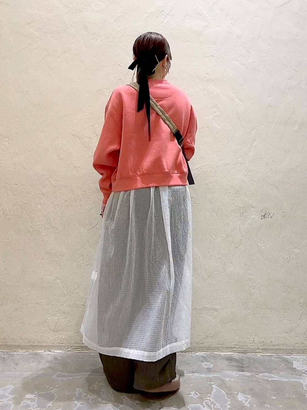 ブラウン系のその他パンツ、ホワイト系のワンピース、ピンク系のスウェットを着用したレディースの秋コーディネートの5枚目の写真