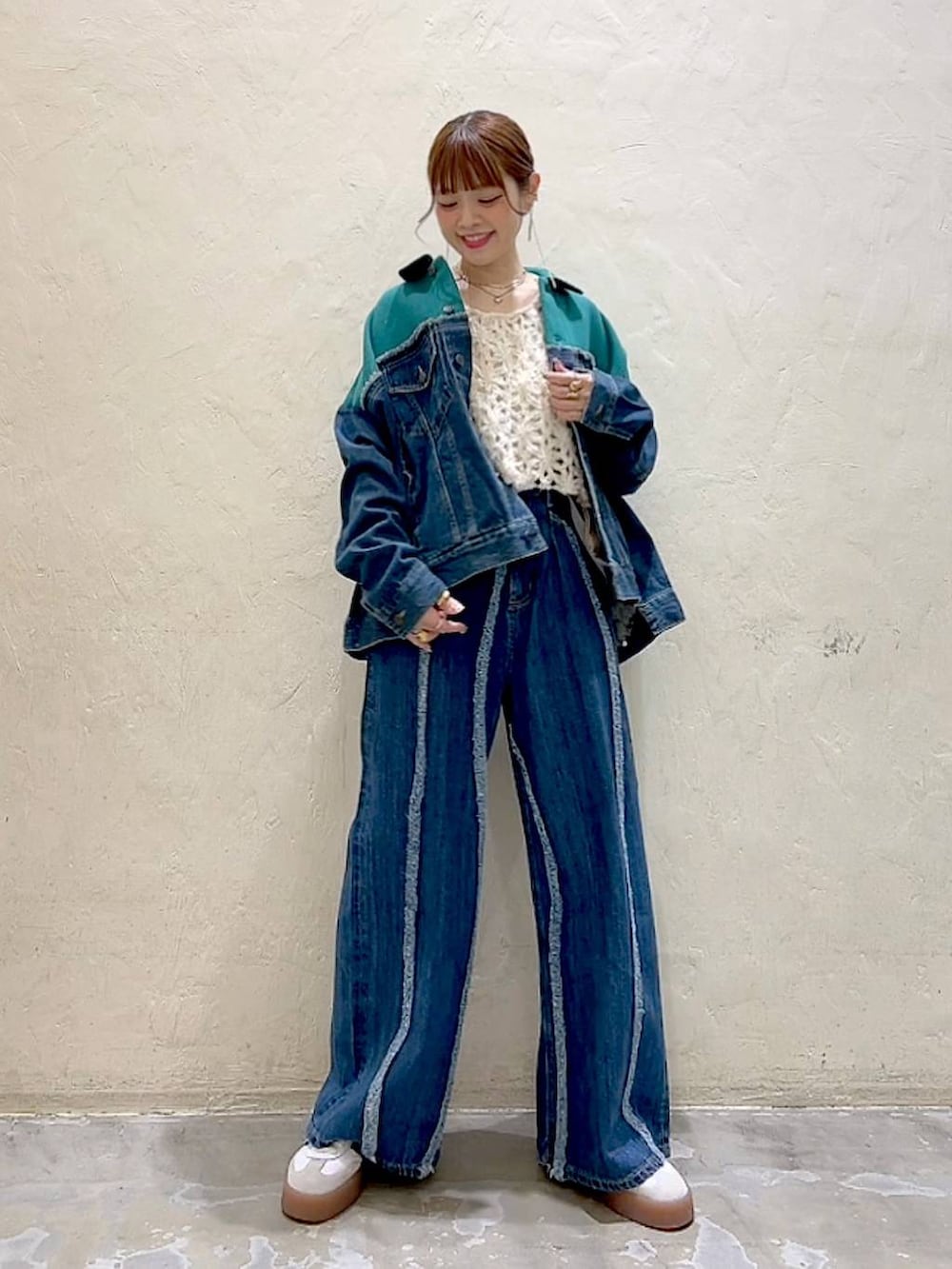 ベージュ系のその他トップス、ブルー系のデニムパンツ、ブルー系のデニムジャケットを着用したレディースの夏コーディネートの7枚目の写真