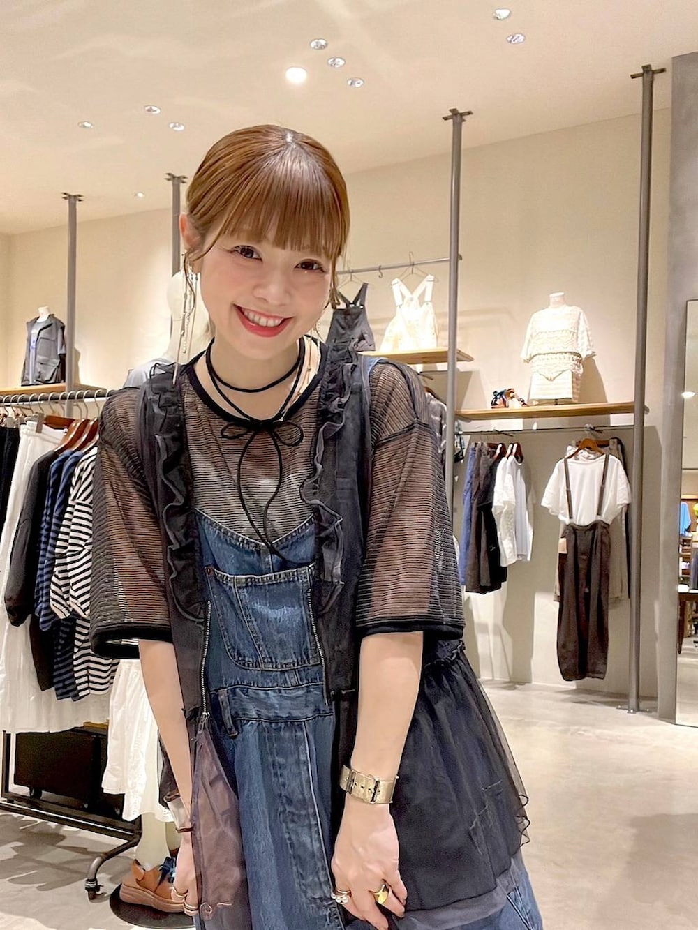 「着痩せ・細見え、体型カバー、ナチュラル、ママコーデ、春コーデ、夏コーデ、カジュアル、niko and ...、淡色コーデ、Over40スタッフ、大人カジュアル、ベスト、サロペット、シアートップス、カップ付きインナー」｜「bijorieの【bijorie】カップ付き モチモチコットンバッククロスキャミ／NEW BASIC series（インナーウェア/肌着、ベージュ系）」を使った、みきてぃ24さん（レディース・158cm）の春コーディネートの7枚目の写真