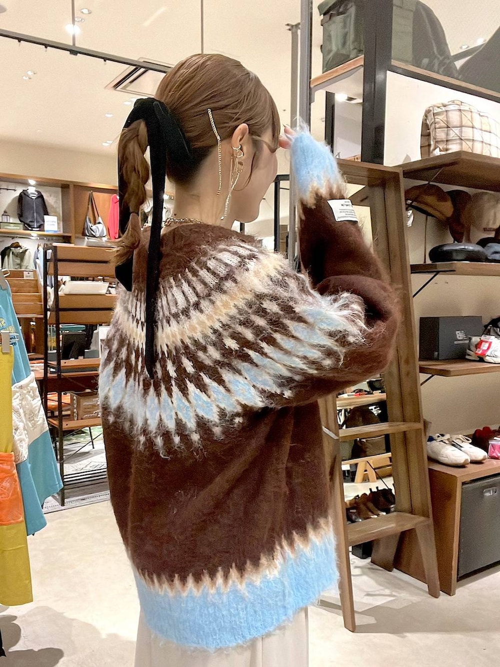 ベージュ系のその他パンツ、ブラウン系のニット/セーターを着用したレディースの秋コーディネートの7枚目の写真