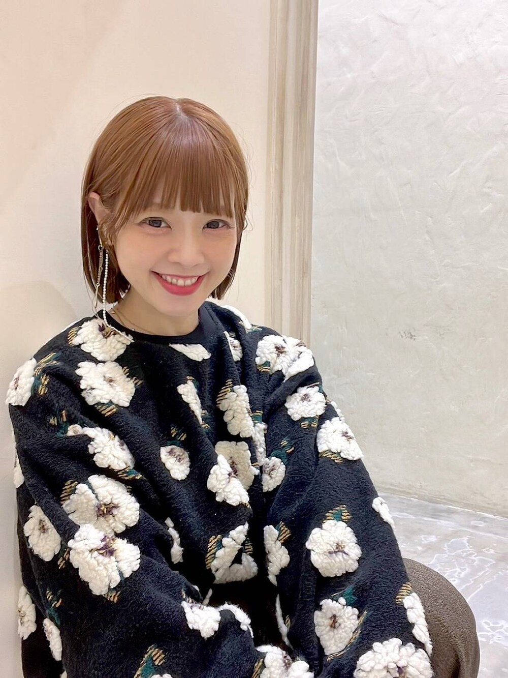 ブラウン系のその他パンツ、ブラック系のベルトを着用したレディースの冬コーディネートの2枚目の写真