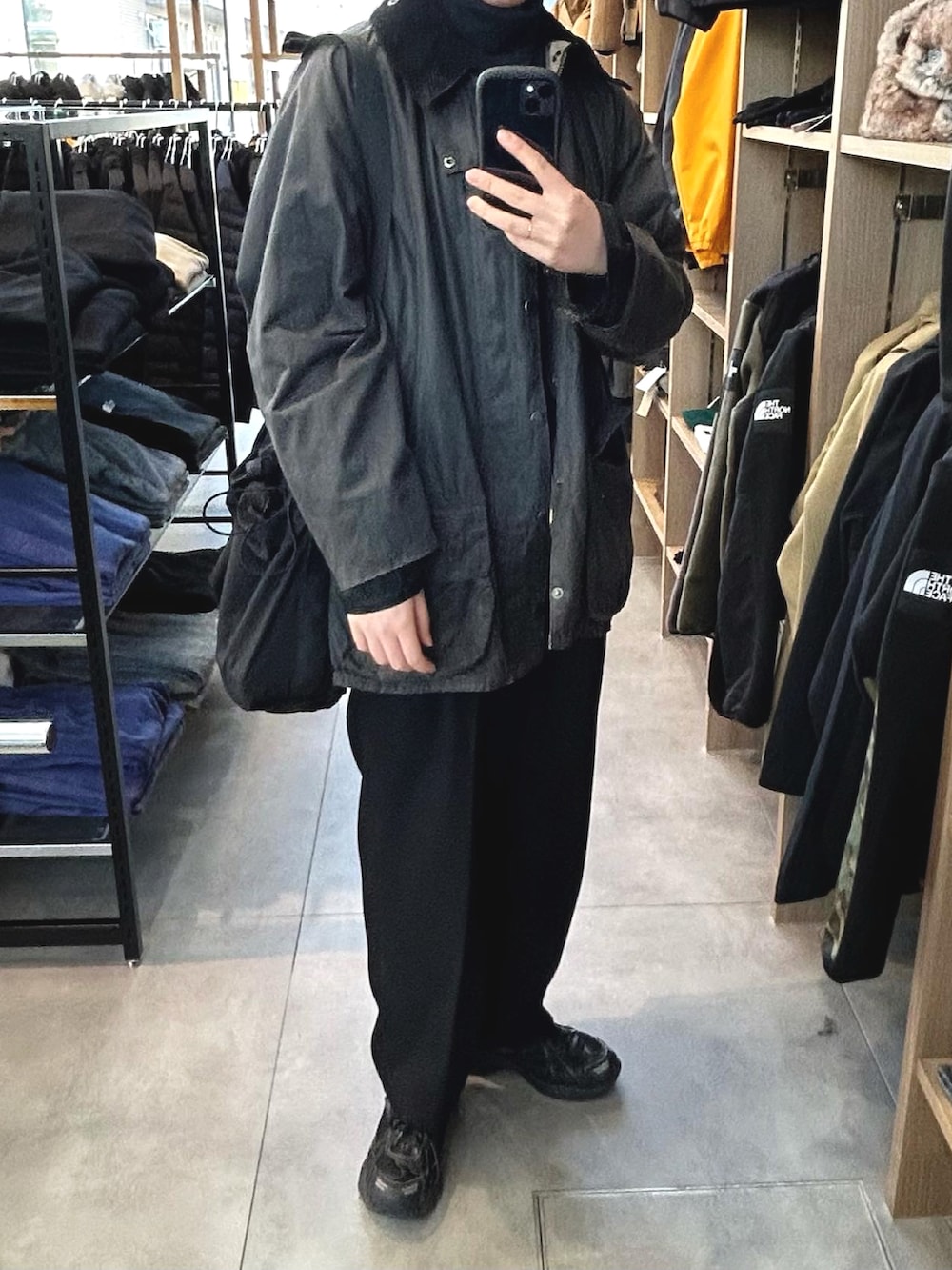 「バブアー、barbour、重ね着ベストシーズン、シンゾーン(Shinzone)、shinzone、トムボーイパンツ、軍モノ、トレーニングシューズ、オイルドジャケット、ミリタリー」｜「THE SHINZONEのTHE SHINZONE | 〈別注〉TOMBOY PANTS WOMEN（その他パンツ、ブラック系）」を使った、a_code7さん（レディース・172cm）の秋コーディネートの2枚目の写真