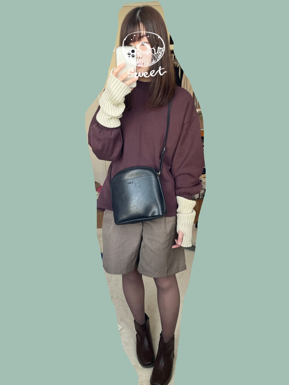 レッド系のスウェット、ブラウン系のその他パンツ、ブラウン系のブーツを着用したレディースの秋コーディネートの3枚目の写真