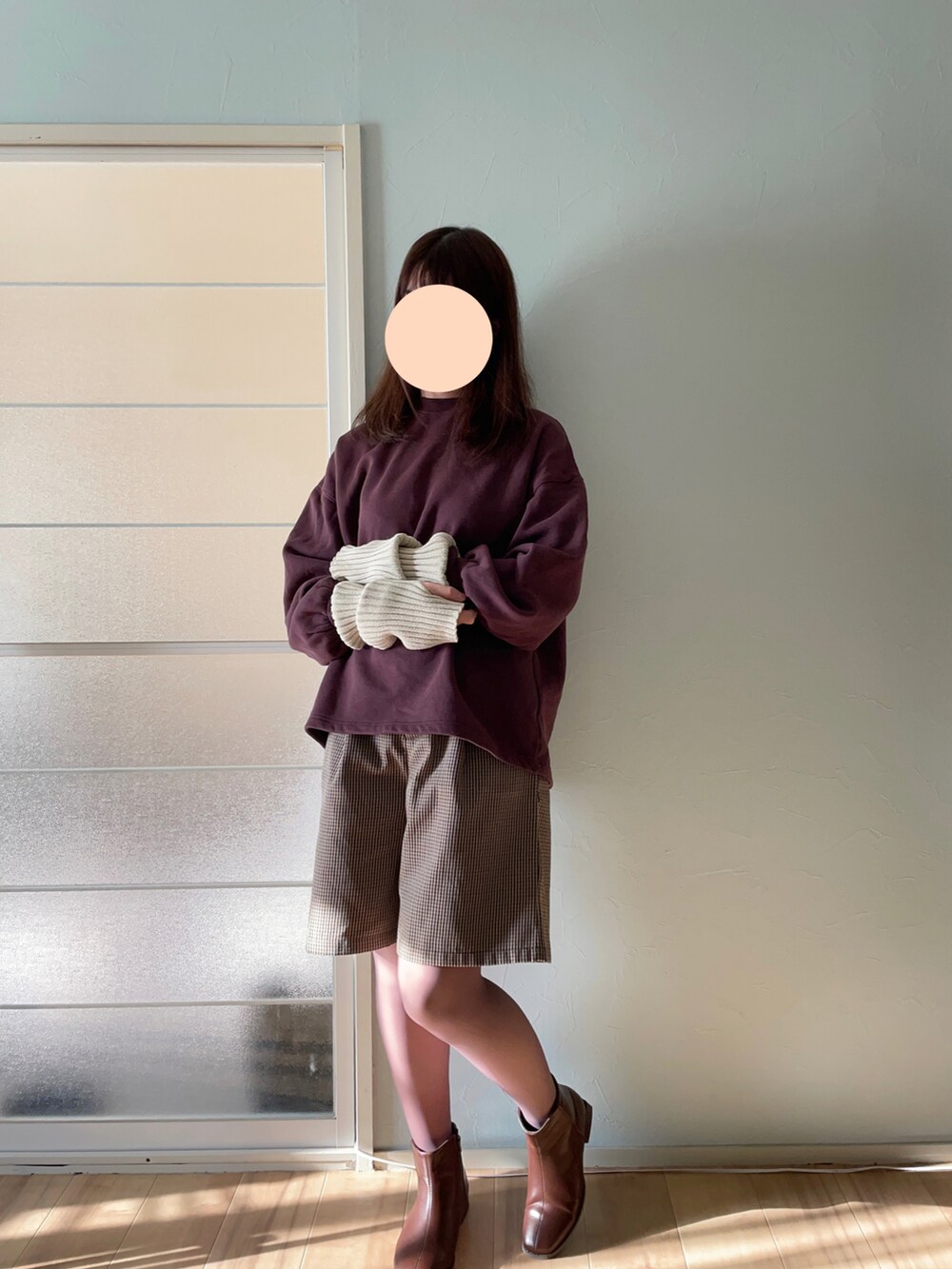 レッド系のスウェット、ブラウン系のその他パンツ、ブラウン系のブーツを着用したレディースの秋コーディネートの2枚目の写真